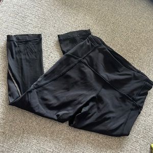 Lululemon scallop trim capri workout leggings extra small sz 4 EUC
